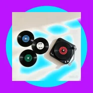 Mini Toca Discos Vitrola Retro com Porta Copos em Formato de Disco de Bandas Famosas de Rock