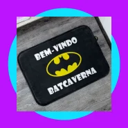 Tapete de Entrada BemVindo Batcaverna 55x35cm Antiderrapante