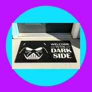 Tapete Capacho para Porta Welcome To The Dark Side 60x40 cm