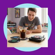 Mini Toca Discos Vitrola Retro com Porta Copos em Formato de Disco de Bandas Famosas de Rock