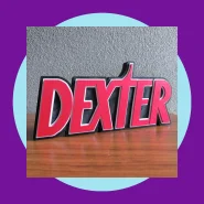 Letreiro Dexter Decorativo 2 Modelos de Placas Decorativas da Série