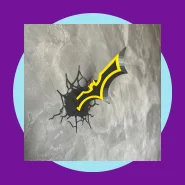 Batarangue Decorativo Geek Cravado na Parede – Efeito 3D